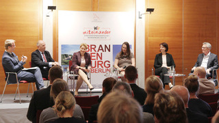 Foto: v.l.n.r. Dietmar Woidke, Franziska Giffey, Judith Enders, Sandra Spletzer, Thomas de Maizère Foto: v.l.n.r. Dietmar Woidke, Franziska Giffey, Judith Enders, Sandra Spletzer, Thomas de Maizère