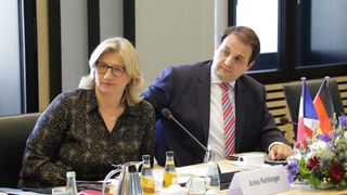 Foto: Die Vorsitzende der Deutsch-Französischen Freundschaftsgruppe Anke Rehlinger und Nathanael Liminski blicken in die Runde Foto: Die Vorsitzende der Deutsch-Französischen Freundschaftsgruppe Anke Rehlinger und Nathanael Liminski blicken in die Runde