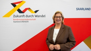 Foto: Anke Rehlinger vor der Pressewand Foto: Anke Rehlinger vor der Pressewand