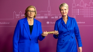 Foto: Anke Rehlinger und Manuela Schwesig mit Staffelstab Foto: Anke Rehlinger und Manuela Schwesig mit Staffelstab