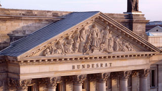 Foto: Relief mit Figuren am Gebäude des Bundesrates