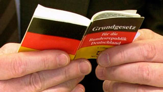 Foto: Buch mit Aufschrift Grundgesetz für die Bundesrepublik Deutschland