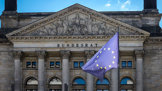 Foto: Flagge der Europäischen Union vor dem Bundesratsgebäude