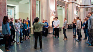 Foto: Schülergruppe in der Wandelhalle des Bundesrates