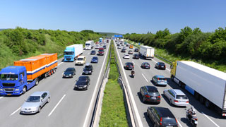 Foto: Autobahn mit viel Fahrzeugen und Verkehr in beide Richtungen