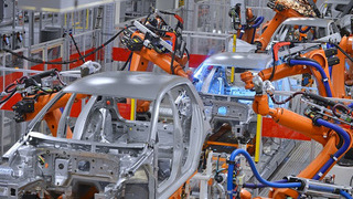 Foto: Montageband mit Robotersystemen in der Autoindustrie