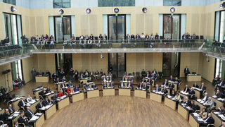 Blick von oben in den Plenarsaal des Bundesrates während einer Sitzung