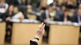Foto: Erhobene Hand zur Stimmabgabe während Plenarsitzung | https://www.bundesrat.de/DE/plenum/abstimmung/abstimmung-node.html