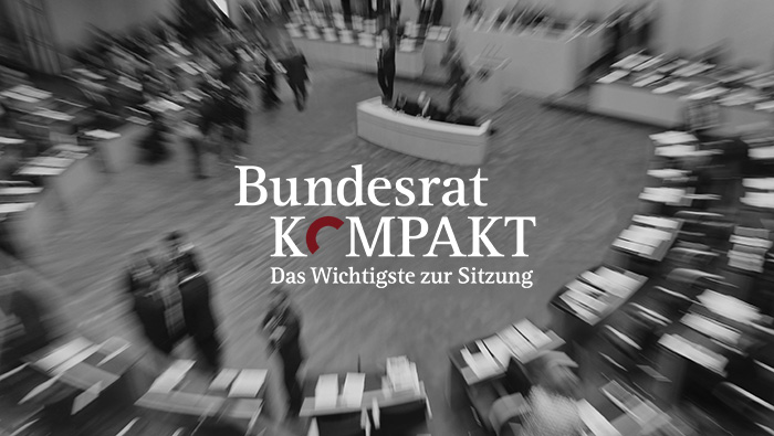 Kollage BundesratKOMPAKT - Blick in den Plenarsaal des Bundesrates und Aufschrift BundesratKOMPAKT. Das Wichtigste zur Sitzung.