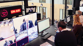 Foto: Regieraum im Bundesrat. Im Vordergrund mehrere Bildschirme mit Aufnahmen aus dem Saal. Davor ein paar Kollegen beim Verfolgen der Sitzung.