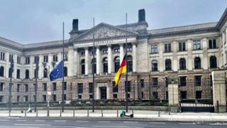 Foto: Deutschland- und Europafahne auf Halbmast vor dem Bundesratsgebäude Foto: Deutschland- und Europafahne auf Halbmast vor dem Bundesratsgebäude