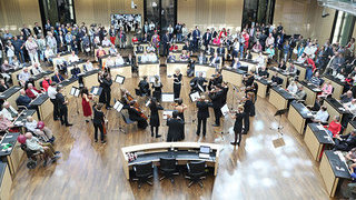 Foto: Besucher im Plenarsaal des Bundesrates
