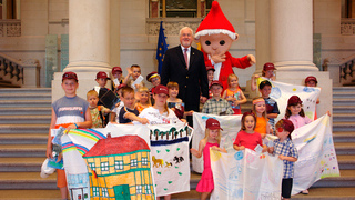 Foto: Gruppenbild der Kinder mit Bundesratspräsident Carstensen und dem Sandmännchen in der Eingangshalle des Bundesratsgebäudes