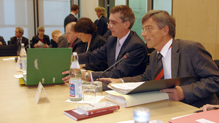 Foto: Blick auf das Präsidium der Ausschusssitzung 