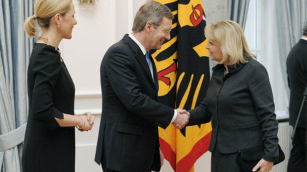 Foto: Bundesratspräsidentin Hannelore Kraft wird vom Bundespräsident Christian Wulff begrüßt