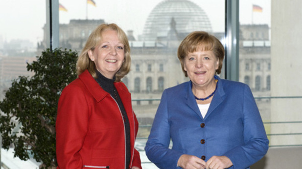 Foto: Hannelore Kraft und Angela Merkel mit dem Reichstag im Hintergrund