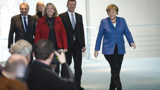 Foto: Gruppenfoto mit Hannelore Kraft, Angela Merkel und anderen Personen
