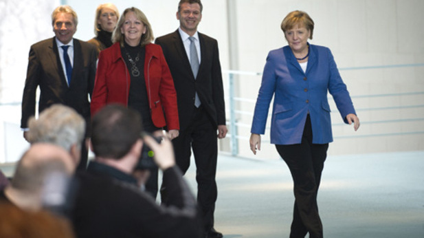 Foto: Gruppenfoto mit Hannelore Kraft, Angela Merkel und anderen Personen