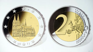 Foto: 2-Euro-Münze mit dem Kölner Dom - Vor- und Rückansicht