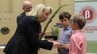 Foto: Hannelore Kraft gratuliert den Preisträgern