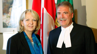 Foto: Hannelore Kraft und  der Präsident des Parlaments von Ontario, Stephen J. Peters