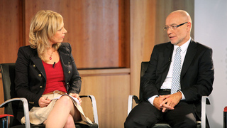 Foto: Moderatorin Julia Schöning und Udo Di Fabio 