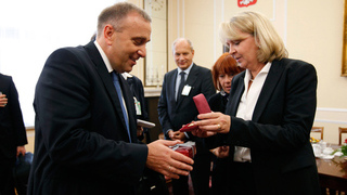 Foto: Grzegorz Schetyn und Hannelore Kraft, Austausch von Geschenken.