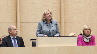 Foto: Blick auf das Präsidium während der Rede von Hannelore Kraft