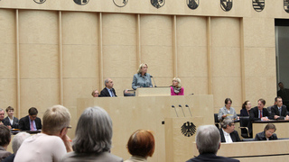 Foto: Blick auf das Präsidium während der Rede von Hannelore Kraft