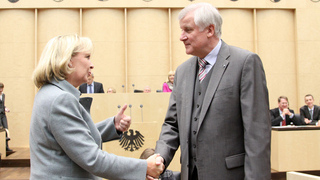 Foto: Hannelore Kraft und Horst Seehofer im Plenarsaal des Bundesrates