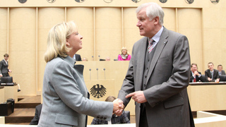 Foto: Hannelore Kraft und Horst Seehofer im Plenarsaal des Bundesrates