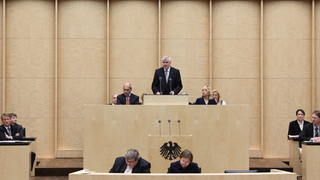 Foto: Blick auf das Präsidium während der Rede von Horst Seehofer