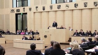 Foto: Blick auf das Präsidium während der Rede von Horst Seehofer