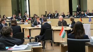 Foto: Finanzminister Schäuble diskutiert mit den Schülern die Kompetenzen Europas