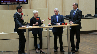 Foto: Talkrunde mit Finanzminister Schneider (3.v.l.), Prof. Dr. Sabine Kropp und MdB Fritz Güntzler (re.)