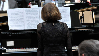 Foto: Blick auf die Klavierspielerin