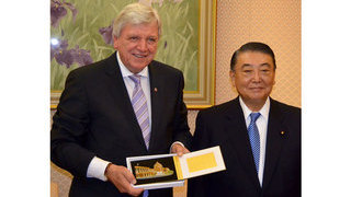 Foto: Volker Bouffier (links) mit dem Gastgeschenk vom Präsidenten des japanischen Unterhauses Tadamori Oshima