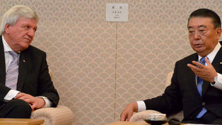 Foto: Volker Bouffier (links) im Gespräch mit dem Präsidenten des japanischen Unterhauses Tadamori Oshima
