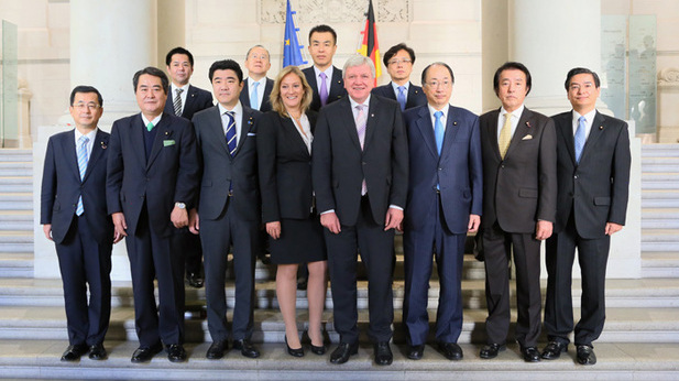 Foto: Bundesratspräsident Bouffier und Direktorin Dr. Rettler mit den Mitgliedern des japanischen Oberhauses