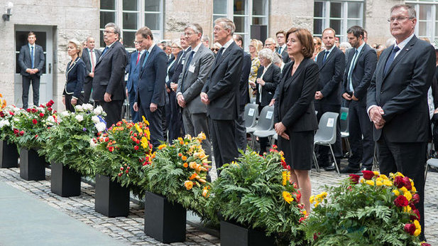 Foto: Teilnehmer der Gedenkveranstaltung im Bendlerblock