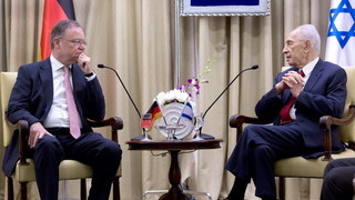 Foto: Weil und Peres im Gespräch