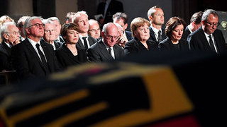 Foto: Frank-Walter Steinmeier, Elke Büdenbender, Norbert Lammert, Angela Merkel, Malu Dreyer und Andreas Voßkuhle