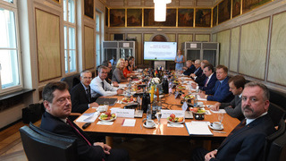 Foto: Mitglieder der Freundschaftsgruppe bei Beratungen