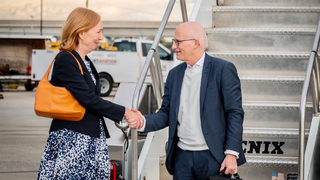 Emily Haber begrüßt Peter Tschentscher am Flugzeug