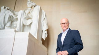 Peter Tschentscher steht vor dem Lincoln Denkmal