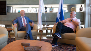 Bundesratspräsident Tschentscher im Gespräch mit Chemi Peres