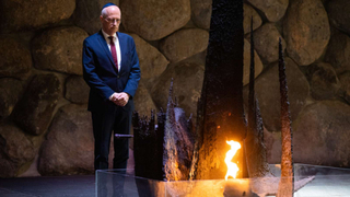 Bundesratspräsident Peter Tschentscher vor einer symbolischen Flamme des Gedenkens in Yad Vashem