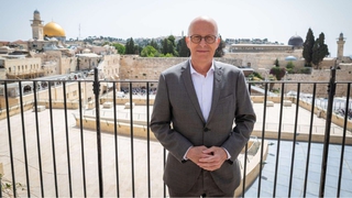 Bundesratspräsident Peter Tschentscher posiert auf einer Aussichtsplattform vor der Altstadt von Jerusalem