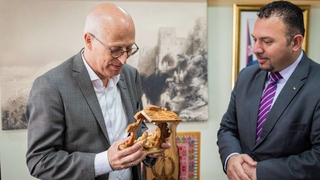 Bundesratspräsident Peter Tschentscher bekommt vom Bürgermeister der Stadt Bethlehem, Hanna Hanania eine traditionelle Krippe überreicht