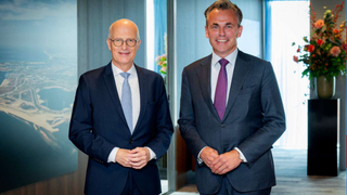 Foto: Bundesratspräsident Peter Tschentscher und der niederländische Minister für Infrastruktur und Wasserwirtschaft, Mark Habers.